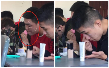 2 nam sinh ngồi trang điểm giữa lớp ngang nhiên như chốn không người, trình độ make up còn cao hơn khối bạn nữ