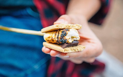 S'mores: món bánh lạ lùng có tên "thêm miếng nữa" được sinh ra từ lửa trại của người Mỹ