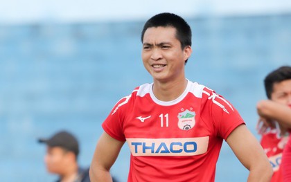 Bi hài chuyện Tuấn Anh bị tiền đạo Hà Nội FC đến cầu thủ CLB TPHCM "cướp" bàn thắng thứ 8000 tại V.League