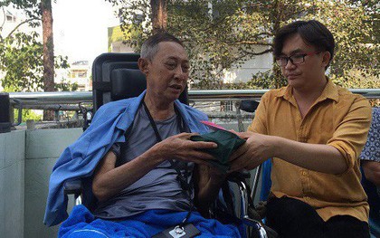 MC Đại Nghĩa đến bệnh viện thăm và trao hơn 270 triệu đồng tiền quyên góp cho nghệ sĩ Lê Bình sau hơn 1 ngày kêu gọi giúp đỡ