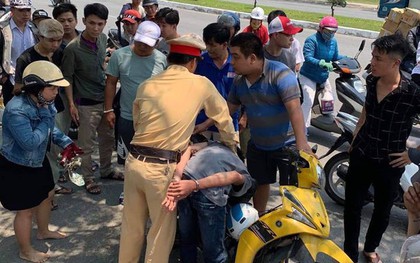 CSGT Đà Nẵng bắt nóng 2 thiếu niên cướp giật điện thoại của 2 phụ nữ chạy xe máy