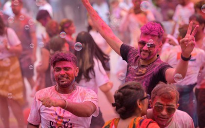 Hàng trăm bạn trẻ hào hứng tham gia lễ hội ném màu Ấn Độ Holi tại Hà Nội