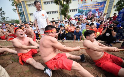 Sôi động thanh niên cởi trần tham gia trò chơi kéo co ngồi trong lễ hội đền Trấn Vũ