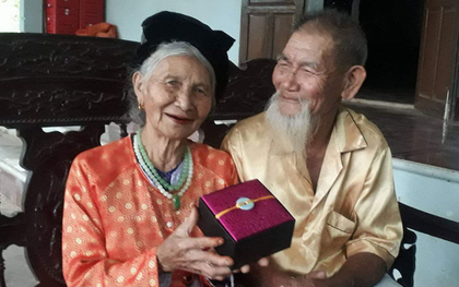 Ngưỡng mộ tình yêu "ông bà anh" qua 70 mùa hoa nở ở Nghệ An: Ngày kỷ niệm hay lễ lộc gì cũng phải có quà cho vợ!