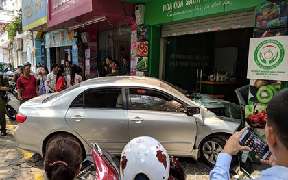 Thêm một người phụ nữ lái ô tô đâm thẳng cửa hàng bán hoa quả ở Hà Nội