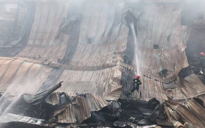 Kho xưởng chứa rau củ quả đổ sập sau đám cháy kinh hoàng ở Sài Gòn