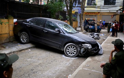 Công an tiết lộ nguyên nhân xe Camry lùi, tông tử vong người phụ nữ đi xe máy ở Hà Nội