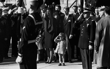 Đã hơn 50 năm, bức ảnh con trai Tổng thống Mỹ giơ tay chào quan tài bố ngay trong ngày sinh nhật vẫn luôn khiến người ta xót xa