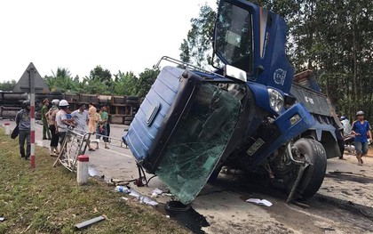 4 xe nát bươm sau khi đâm nhau liên hoàn, đường tránh Nam Hải Vân tê liệt nhiều giờ