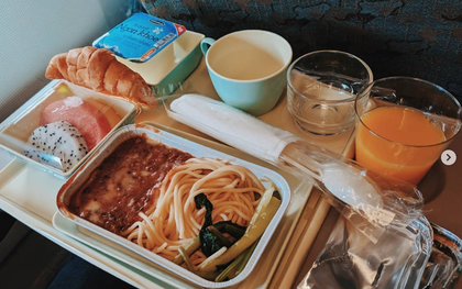 Dạo một vòng xem món ăn trên máy bay của các nước, Việt Nam phục vụ mì Ý trong khi Mỹ, Pháp phục vụ cơm