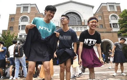 Các nam sinh tung tăng mặc váy trong ngày hội tuyên truyền ủng hộ LGBT
