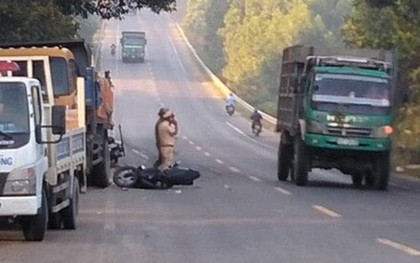 Xe máy đâm vào xe tải đỗ bên đường, 2 nam thanh niên trọng thương
