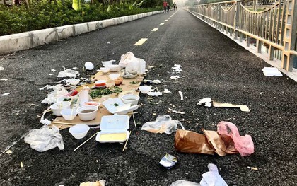 Đống bát đũa xốp, túi nilon cùng đồ ăn thừa bị bỏ lại trên đường đi bộ ven bờ sông Tô Lịch khiến nhiều người phẫn nộ