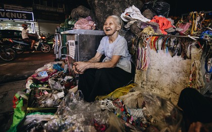 Đời buồn của cụ bà bán hàng rong sống cạnh nhà vệ sinh công cộng ở Hà Nội: "Ngày xưa lăn lộn nuôi con, nhưng chúng nó lần lượt ra đi hết rồi..."