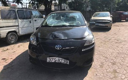 Tài xế say xỉn đâm 2 học sinh đi xe máy điện gãy chân
