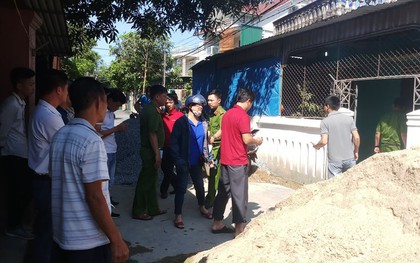 Người dân kể lại giây phút ám ảnh phát hiện người chồng cứa cổ vợ rồi đâm dao vào bụng tự sát ở Hà Tĩnh