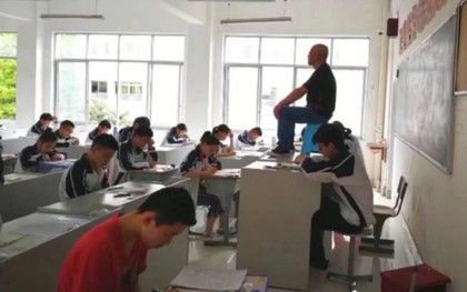Quá mệt mỏi với những mánh khoé thi cử, thầy giáo bê hẳn ghế lên bàn ngồi coi thi như một vị thần khiến học trò sợ xanh mặt