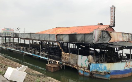 Hà Nội: Du thuyền bỏ hoang ở Hồ Tây bốc cháy ngùn ngụt