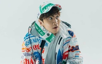 Lee Kwang Soo "act cool" trên tạp chí, fan lại chỉ chú ý đến chiếc áo in bao bì cám con cò Việt Nam