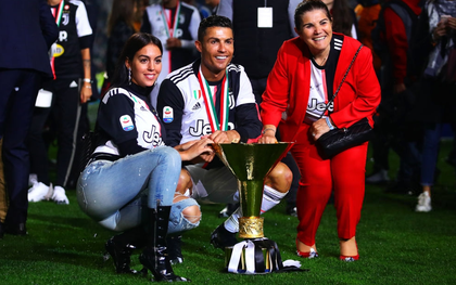 Ronaldo hạnh phúc bên mẹ và bạn gái trong ngày trọng đại của cuộc đời