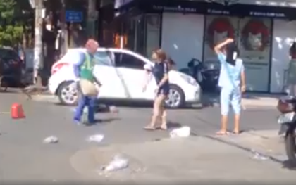Chủ shop thời trang đánh cô lao công vì bị nhắc khi xả rác ra đường: "Tôi không cố ý"