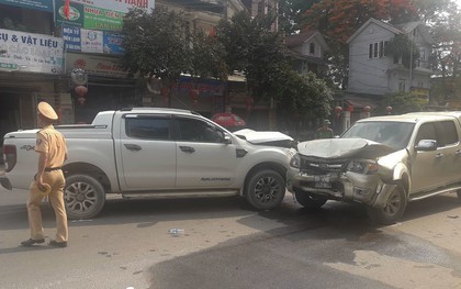 Nghi ghen tuông, chồng dùng dao đâm vợ rồi lái xe tông vào ô tô "tình địch" trên đường đi đầu thú