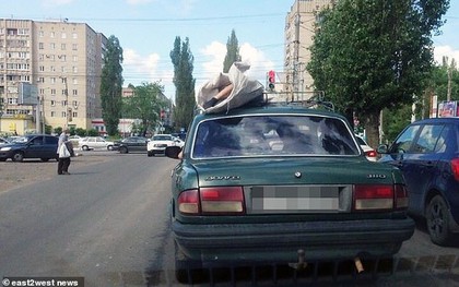 Chỉ có ở Nga: Xác chết được để lên nóc xe hơi chở đi khắp phố khiến người dân khiếp đảm