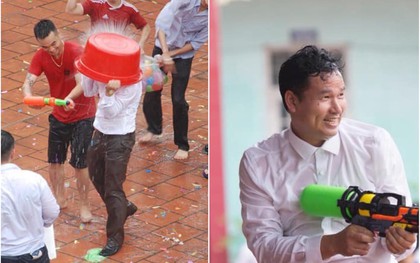 Xuống sân trường quẩy với học sinh ngày bế giảng, thầy hiệu phó bị ụp nguyên xô nước vào người, ướt như chuột lột