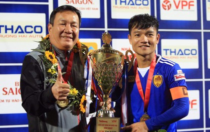 Chia tay HLV trưởng, đội trưởng CLB V.League viết tâm thư xúc động: "Lần đi này không còn thầy nữa"