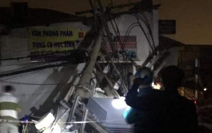 Container kéo ngã hàng loạt trụ điện trong đêm ở Sài Gòn