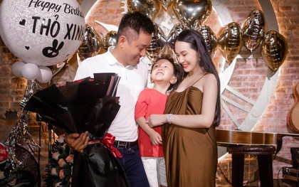 Vợ Tuấn Hưng lộ bụng bầu lớn trong tiệc sinh nhật do ông xã tự tay tổ chức