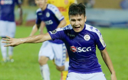 Lạ lẫm hình ảnh Quang Hải phản ứng mạnh với trọng tài trong ngày Hà Nội FC thất bại trước Nam Định