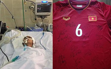 Áo đấu tuyển Việt Nam được CĐV HAGL đấu giá 12 triệu đồng để ủng hộ cậu bé gặp tai nạn