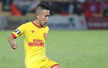 Không đẹp trai cũng chẳng 6 múi, cầu thủ lùn nhất V.League khiến làng bóng Việt tuần qua sửng sốt