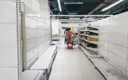 Siêu thị Auchan những ngày cuối cùng ở Việt Nam: Hàng hoá được gom lại một chỗ, không còn cảnh chen lấn