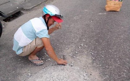Hì hục đục mảng bê tông bám trên đường vì sợ người khác bị tai nạn, người đàn ông ở Đà Nẵng gây "sốt" MXH