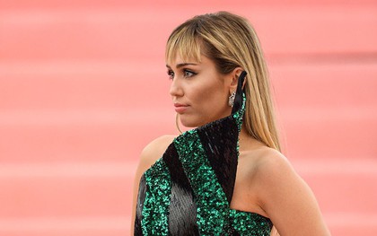 Miley Cyrus đang cố tình "gây war" giữa fan Nicki Minaj và Cardi B để PR cho ca khúc mới?