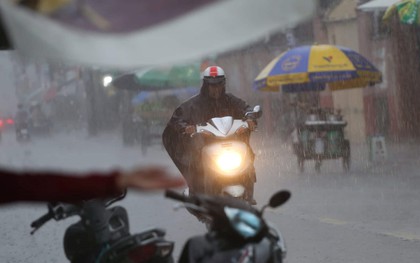 Mưa lớn bất ngờ đổ xuống Sài Gòn, nhiều người phải bật đèn xe lưu thông