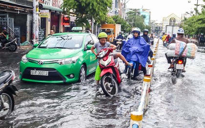 Ảnh: Đường phố Sài Gòn ngập nặng sau cơn mưa, nhiều người đi xe máy suýt té ngã trước đầu ô tô