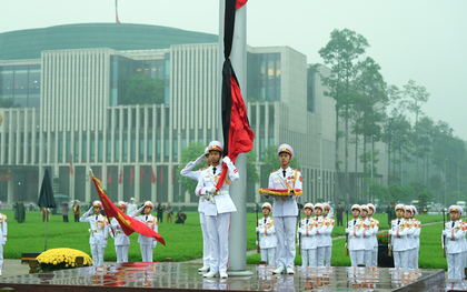 [ẢNH] Lễ thượng cờ rủ Quốc tang cố Chủ tịch nước Lê Đức Anh trong mưa