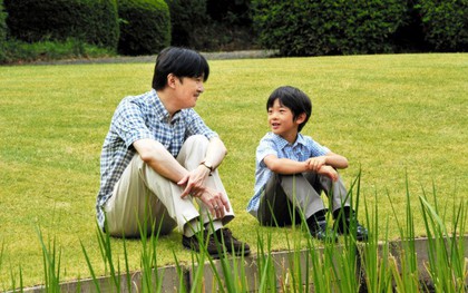 Hoàng tử bé Hisahito: Người thừa kế cuối cùng của Hoàng gia Nhật, được nuôi dạy một cách “khác người” nhưng dân chúng lại đồng tình ủng hộ