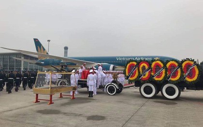 Máy bay đưa linh cữu cố Chủ tịch nước Lê Đức Anh rời Nội Bài