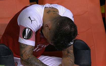 Xót xa hình ảnh cầu thủ bật khóc trong bất lực khi bị thay ra vào thời điểm đội nhà đang thua cực đậm tại giải đấu danh giá của châu Âu
