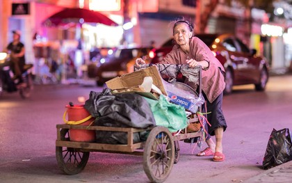 Rơi nước mắt bộ ảnh cụ bà 83 tuổi lưng còng vất vả đi nhặt rác trong đêm để nuôi 2 người cháu ở Bắc Giang
