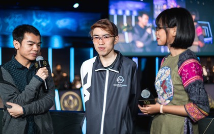 Thi đấu quá mệt mỏi, game thủ tại MSI 2019 tập thể dục trong buổi phỏng vấn khiến MC nữ xinh đẹp phì cười