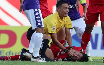 Cầu thủ U22 Việt Nam bị lõm xương đầu sau va chạm rợn người tại V.League