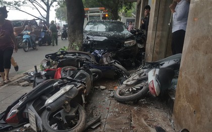 Hà Nội: Ô tô lao lên vỉa hè tông hàng loạt xe máy, tài xế có biểu hiện sử dụng rượu bia đã rời khỏi hiện trường