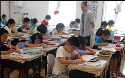 Thầy giáo Tiếng Anh ở Thanh Hoá bị tố nhiều tháng lên lớp không giảng bài, ngồi bấm điện thoại