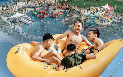 Ảnh, clip: Người dân Hà Nội thích thú trải nghiệm công viên nước hiện đại nhất Thủ đô trong ngày đầu mở cửa