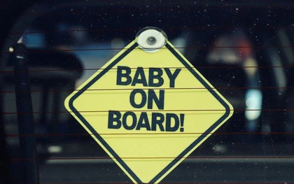 Chuyện ít biết về người sáng chế chiếc biển "Có em bé trên xe": Một bước trở thành triệu phú nhưng chưa bao giờ được làm bố